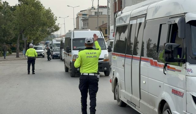 Adana'da gereksiz korna çalan 19 sürücüye para cezası kesildi