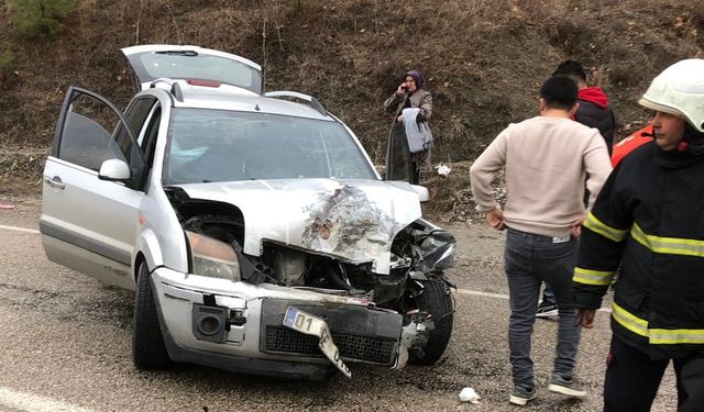 Adana'da otomobil ile kamyonetin çarpışması sonucu 6 kişi yaralandı