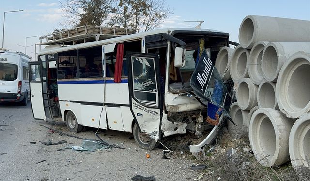 Adana'da otomobil ve midibüsün çarpıştığı kazada 2 kişi yaralandı