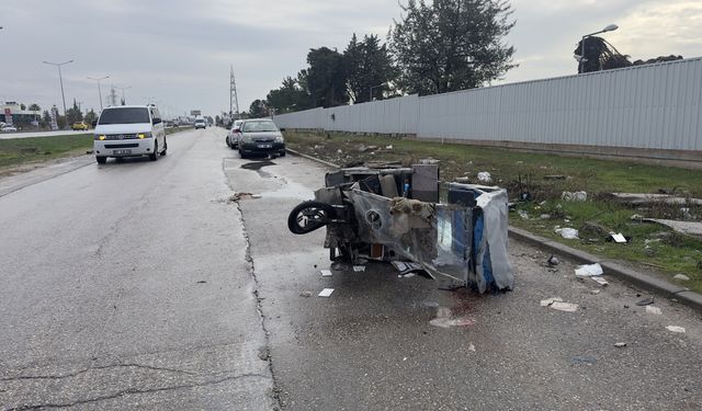 Adana'da otomobille çarpışan elektrikli bisikletteki 3 kişi yaralandı