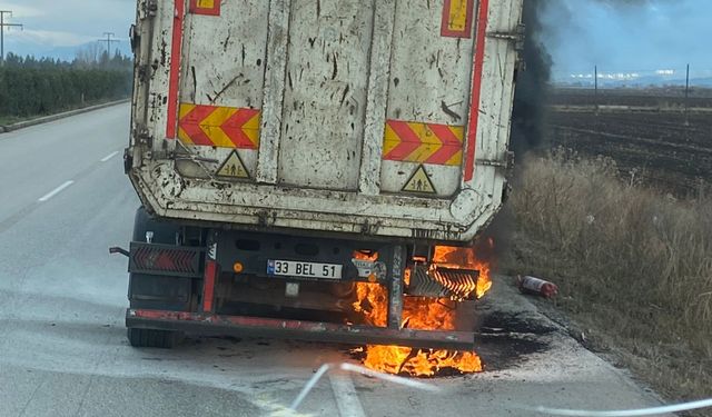 Adana'da seyir halindeki kamyonun lastiğinde çıkan yangın söndürüldü