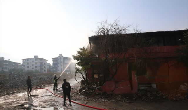 Hatay'da 2 katlı binada çıkan yangın söndürüldü