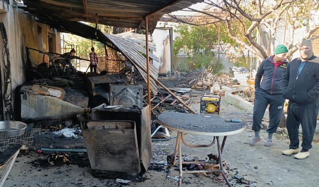 Hatay'da ev eşyalarının bulunduğu depoda çıkan yangın söndürüldü