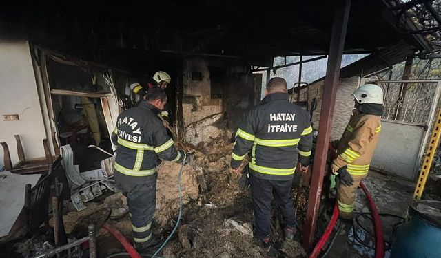 Hatay’da tek katlı evin çatısında çıkan yangın söndürüldü