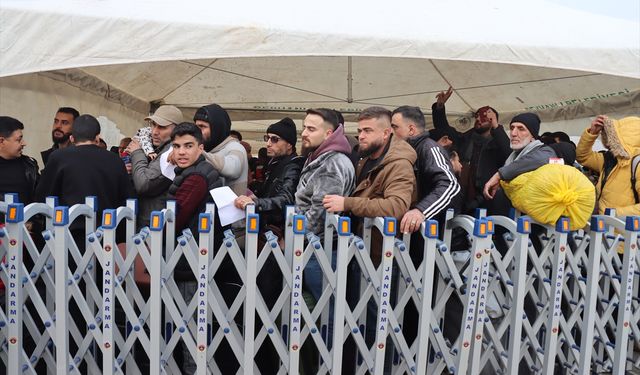 Hatay'daki sınır kapılarından Suriyelilerin ülkelerine dönüşü sürüyor