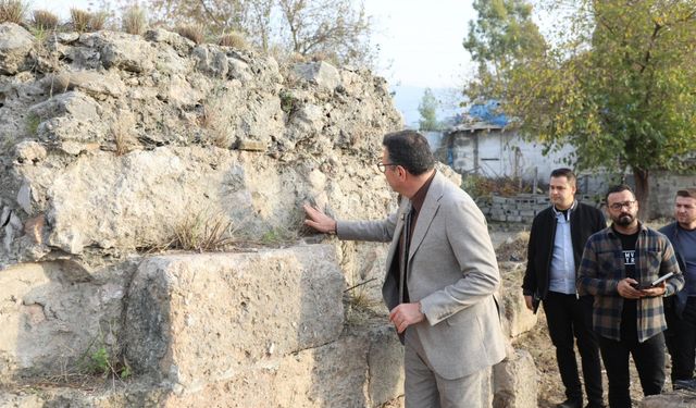 İskenderun Belediye Başkanı Dönmez, kale kalıntılarındaki çalışmaları inceledi