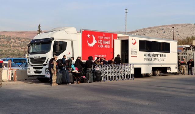 Ülkelerine dönen Suriyeliler için Hatay sınırında mobil hizmet aracı konuşlandırıldı