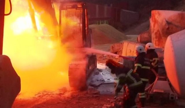 Hatay’da iş makinesi alevlere teslim oldu