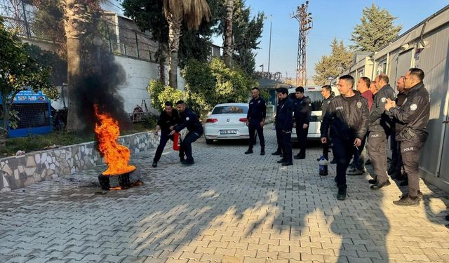 İtfaiye ekiplerinden polislere yangın eğitimi