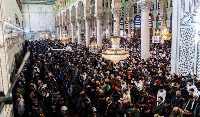 Baas Rejiminin Devrilmesinin Ardından Şam'daki Emevi Camisi'nde İlk Cuma Namazı Kılındı