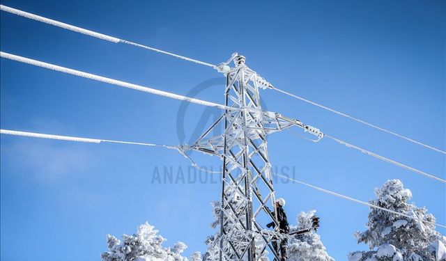 Uludağ'da kesintisiz enerji için elektrik dağıtım ekiplerinin zorlu mesaisi başladı