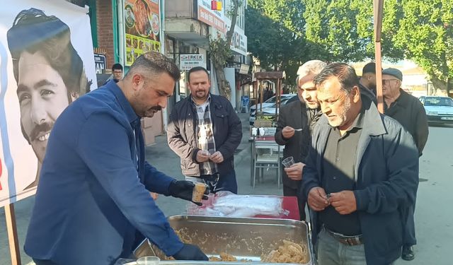 Adana'da bir esnaf, vefat eden Ferdi Tayfur için helva dağıttı