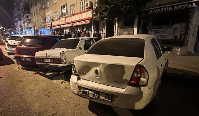 Adana'da bir otomobil park halindeki araçlara çarptı, 3 kişi yaralandı