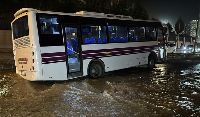 Adana'da otobüs, su borusunun patlamasıyla oluşan çukura düştü