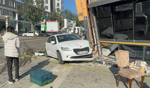 Adana'da otomobil ile motosikletin karıştığı kazada 4 kişi yaralandı