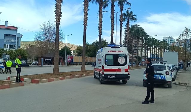 Adana'da otomobilin çarptığı yaya yaralandı