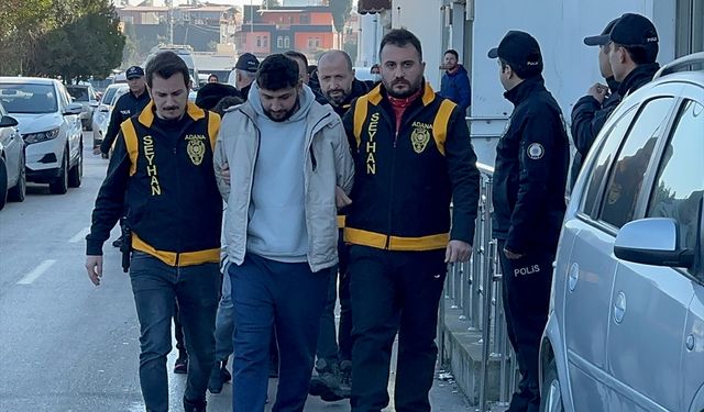 Adana'da ruhsatlı 10 tabancayı yasa dışı yollarla satmaya çalıştıkları iddiasıyla 4 kişi yakalandı