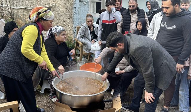 Adana'da vatandaşlar Ferdi Tayfur için helva dağıttı