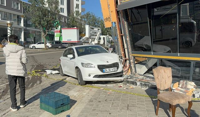 Adana'da otomobil ile motosikletin karıştığı kazada 1 kişi öldü, 3 kişi yaralandı