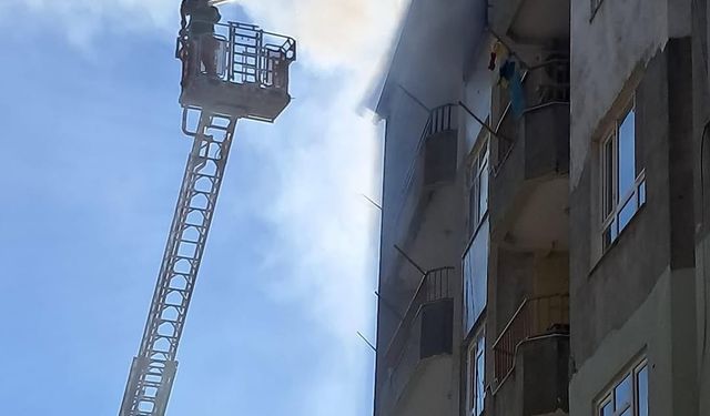 Hatay'da apartmanın çatı katında çıkan yangın söndürüldü