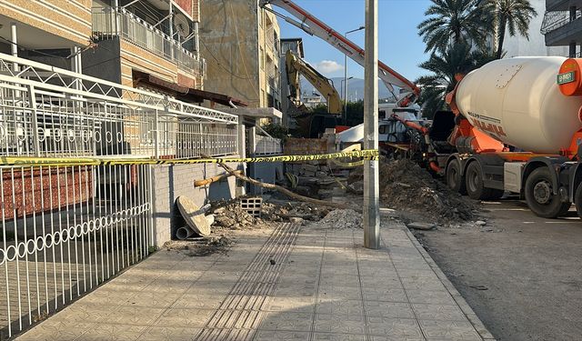 Hatay'da bir inşaatın temeli kazılırken zarar gören binanın sakinleri tahliye edildi