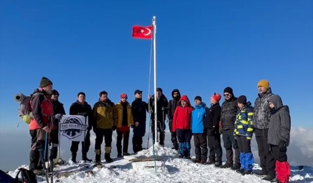 Hatay'da dağcılar Amanos Dağları'ndaki yıpranan Türk bayrağını değiştirdi