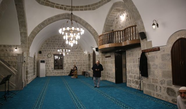 Hatay'da deprem sonrası restorasyonu tamamlanan cami ibadete açıldı