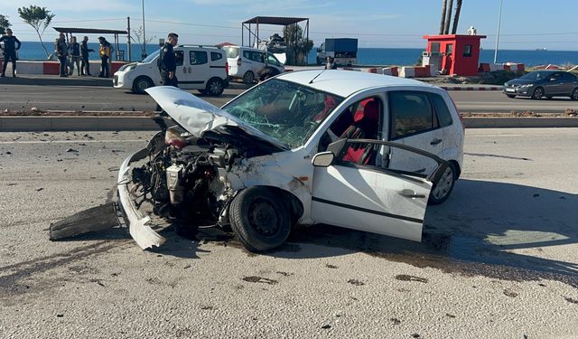 Hatay'da hafif ticari araç ile otomobilin çarpıştığı kazada 3 kişi yaralandı