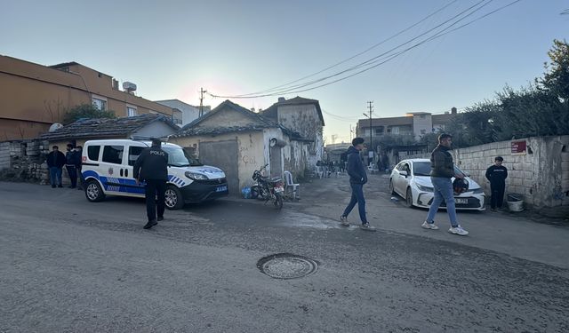 Hatay'da taziyeye gittikleri evin önünde silahlı saldırıya uğrayan 2 kişi yaralandı