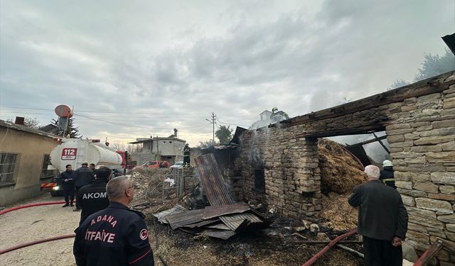 Kozan'da samanlıkta çıkan yangın söndürüldü