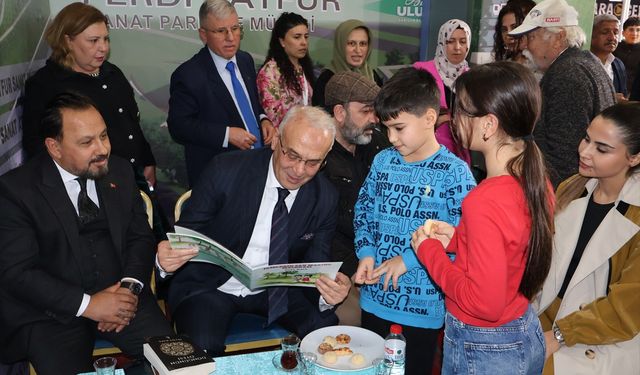 MHP Adana İl Başkanı Kanlı'dan Çukurova 17. Kitap Fuarı'na ziyaret