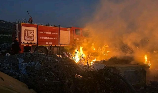 Samandağ’da kamışlık ve boş arazide çıkan yangın söndürüldü