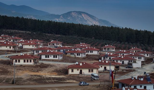 Deprem bölgesinde tamamlanan 32 bin köy konutu hak sahiplerine teslim edildi