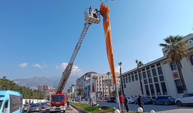 Hatay'da yamaç paraşütçüleri aydınlatma direğine takıldı