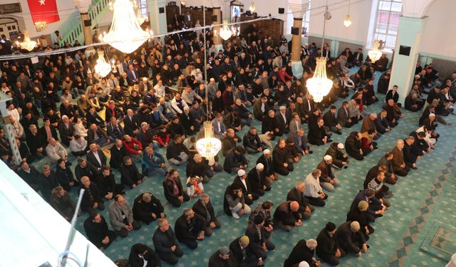 Burdur'da bayram namazı kılındı
