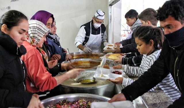 Mahalle sakinleri 16 yıldır iftarda aynı sofrada buluşuyor