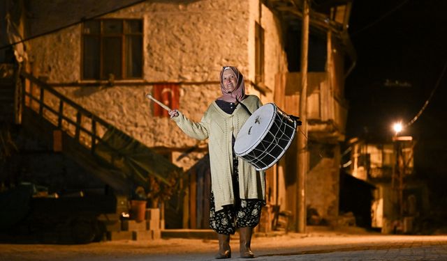 Mahallenin "Ayşe ablası" 18 yıldır davuluyla sokaklarda