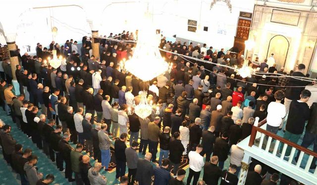 Burdur’da bayram namazında camiler doldu taştı