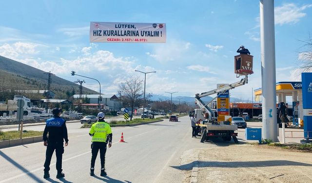 Afşin'de Trafik Güvenliği İçin Farkındalık Pankartları Asıldı