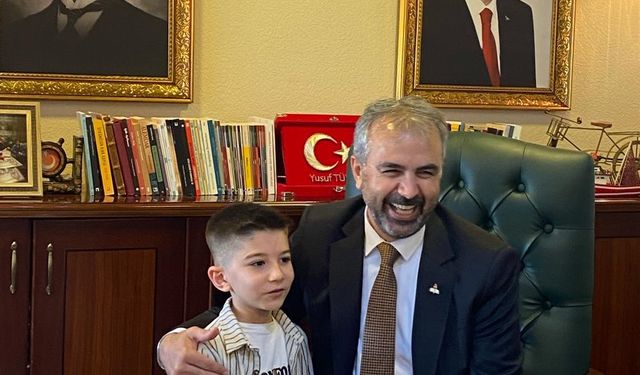 Adana'da okulunda 23 Nisan'da söylediği şarkılarla dikkati çeken öğrenciye hediye