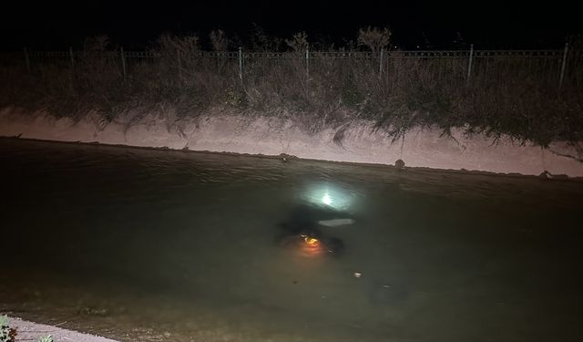 Adana'da sulama kanalına düşen motosikletteki aileden baba öldü, anne ile oğlu yaralandı