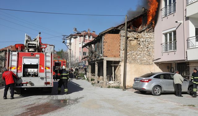 Burdur'da evde çıkan yangında bir kişi dumandan etkilendi