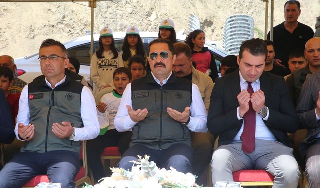 Hatay'da depremlerde hayatını kaybedenlerin anısına 2 bin 100 fidan dikildi