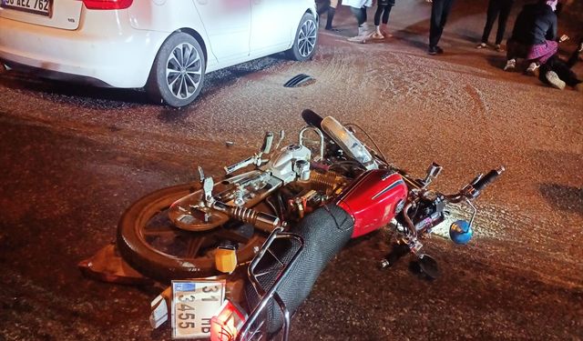 Hatay'da otomobille çarpışan motosikletteki 2 kişi yaralandı