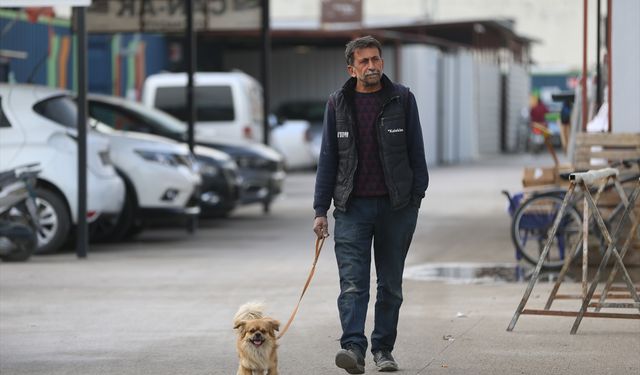 Hataylı esnaf deprem sırasında uyanmasını sağlayan köpeğini yanından ayırmıyor