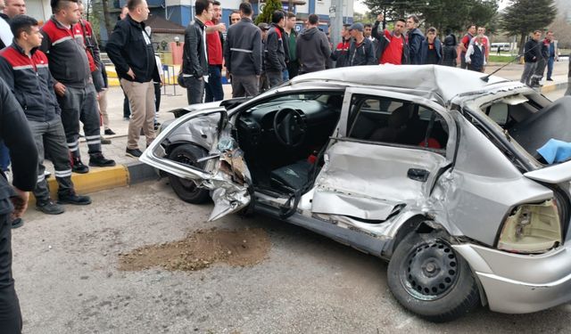 Isparta'da otomobil ve halk otobüsünün çarpıştığı kazada 1 kişi öldü, 3 kişi yaralandı