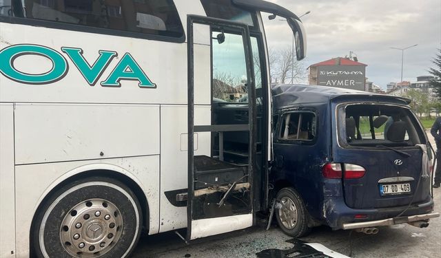 Isparta'da yolcu otobüsüyle hafif ticari aracın çarpıştığı kazada 1 kişi öldü
