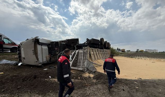 Osmaniye'de devrilen tırın sürücüsü yaralandı