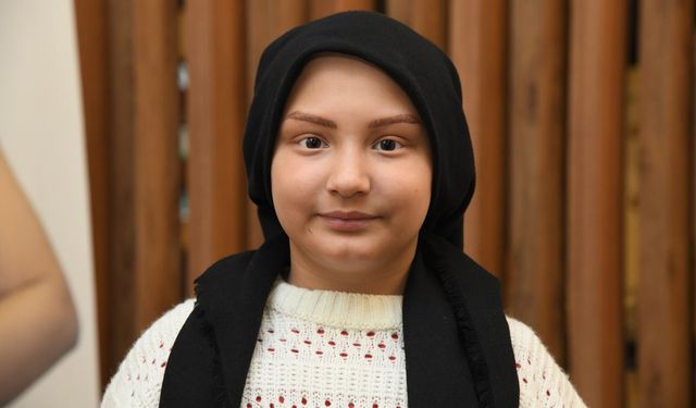 Osmaniye'de kaş, kirpik ve saçları dökülen küçük kızın tedavisini Başkan Çenet üstlendi