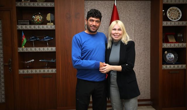 Rektör Özkan, Türkiye'nin ilk çift kol nakilli hastası Cihan Topal ile buluştu: